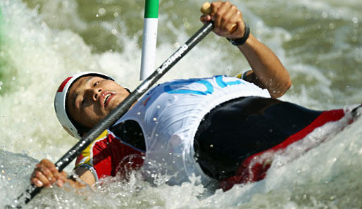 Dieser Asian-Games-Teilnehmer spielt nicht etwa "toter Mann" im Wasser. Nein, Zhiqiang Teng steckt nocht in seinem Kayak und hat mit den Stromschnellen zu kämpfen