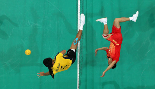 Sieht aus wie Ball über die Schnur, heißt aber Sepak Takraw. Muhammad Sya Husin (l.) mit dem artistischen Blockversuch gegen den Chinesen Wang Jian bei den Asian Games