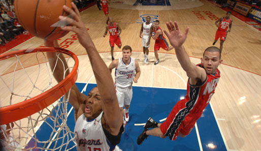 Dunking extreme in der NBA! Entschlossener Blick von Eric Gordon (l.) von den Los Angeles Clippers. Jordan Farmar von den New Jersey Nets segelt vorbei
