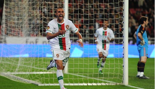 Links schreien, rechts schweigen. Carlos Martins (l.) feiert seinen Treffer beim 4:0-Erfolg der Portugiesen gegen Weltmeister Spanien