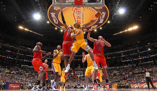 Ja wer steht denn da alles im Staples Center in der Luft? Derek Fisher (M.) von den Los Angeles Lakers trifft gegen die Chicago Bulls