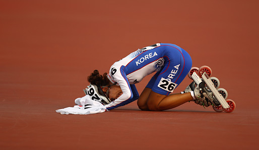 Die Südkoreanerin Hyo Sook Woo bricht bei den Asien Games spontan mit einem Heulkrampf zusammen. Der Grund: Sieg über 10.000 m im Guangzhou Velodrome