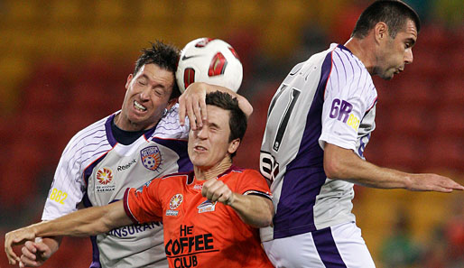 Fußball in Australien: Robbie Fowler (l.), inzwischen bei Perth Glory aktiv, verpasst Gegenspieler Matt McKay im Luftkampf eine kleine Augapfelmassage. Wer's mag...