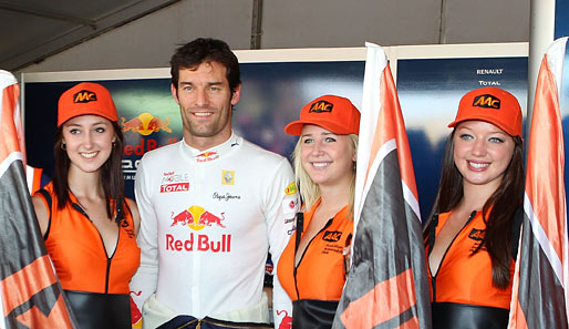 Mark Webber lässt sich beim Festival of Speed von diesen weiblichen Geschöpfen trösten. Vettel ist zwar Weltmeister, aber der Australier hat gleich drei Frauen an seiner Seite
