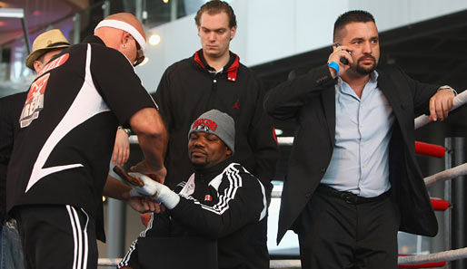 Stuttgart, März 2009. Öners Schützling Juan Carlos Gomez bereitet sich auf den Fight mit Witali Klitschko vor