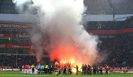 Leverkusen - Köln 3:2: Den Kölner Fans war es in Leverkusen zu kalt. Rauchbomben und Feuerwerkskörper ersetzen die Heizung im Gästeblock