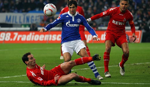 Schalke 04 - 1.FC Köln 3:0: Auf Schalke war das Dach zu, es war kuschlig warm. Die Altmeister Raul (M.) und Petit (l.) wird's gefreut haben