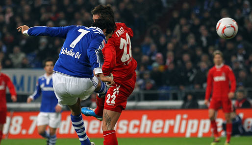 Nach einem üblen Schnitzer von Schorch köpft Raul gegen Ehret zum 1:0 für Schalke ein