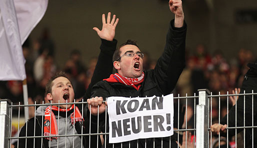 Kurzer Blick in den Bayer-Block: Untermauert durch etwas Verbal-Folklore sprachen sich die Münchner Fans mal wieder gegen die Verpflichtung von Manuel Neuer aus