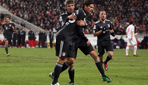 Stuttgart hielt zu Beginn gut dagegen, die Bayern aber nutzten den ersten Fehler des Gegners nach 30 Minuten: Mario Gomez erzielt das 1:0