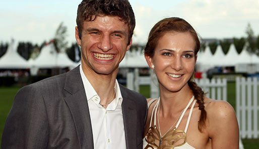 Müller ist nach der WM auch als Promi etabliert. Hier posiert er mit seiner Frau beim CHIO-Reitturnier in Aachen