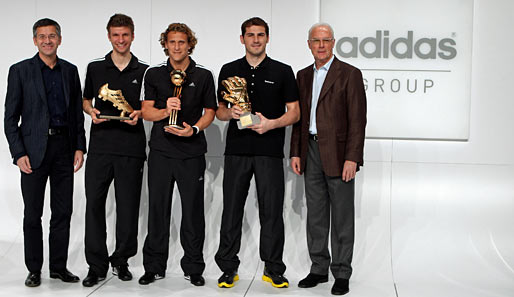 Weltstars unter sich: Der goldene Schuh für den Torschützenkönig geht an Müller. Rechts daneben: Diego Forlan und Iker Casillas