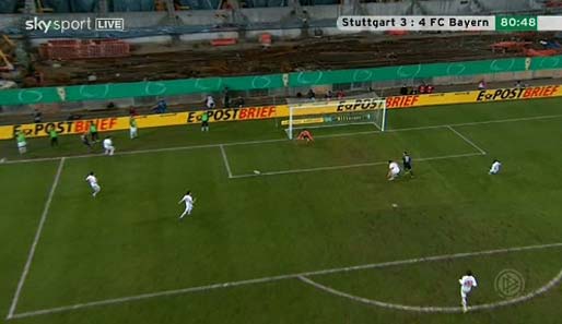 Querpass in die Mitte, Miroslav Klose steht schlecht zum Ball und kommt nicht ran