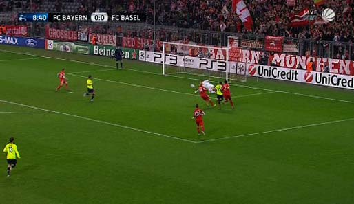 Der Bayern-Keeper ist direkt am Boden und wehrt den Ball ab. Tolle Parade des jungen Torhüters