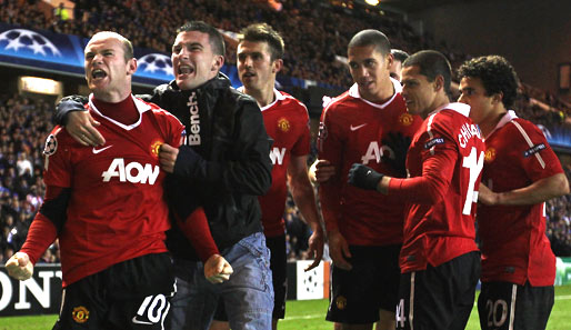 Am 5. Spieltag demonstriert Wayne Rooney (l.) wahre Verbundenheit zur Fan-Basis. Der United-Stürmer feiert sein Siegtor gegen Celtic mit einem herbeigestürmten Supporter