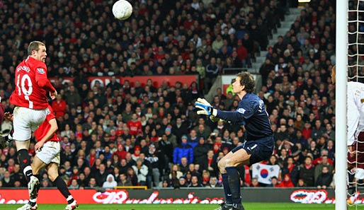 2008: In der fünften Runde des FA-Cup köpft Wayne Rooney zum 1:0 gegen Jens Lehmann (r.) ein
