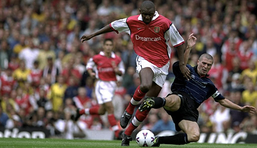 1999: Bei Manchesters 2:1-Erfolg im Ligaspiel gegen die Gunners setzt Roy Keane (r.) zur Todesgrätsche gegen Patrick Vieira an