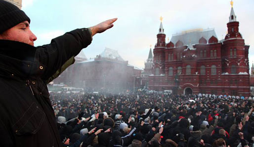 Samstag in Moskau: Mehrere Tausend Spartak-Fans ziehen in die Stadt. Die politische Gesinnung des Großteils der Menge ist unverkennbar