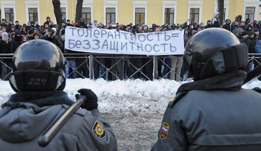 Auch in St. Petersburg gehen rechte Gruppen auf die Straße. "Toleranz = Wehrlosigkeit" teilt das Transparent im Hintergrund mit