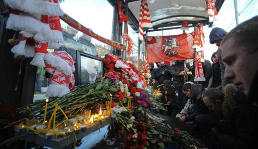 Sonntag in Moskau: Spartak-Fans legen Blumen nieder und entzünden Kerzen an der Bushaltestelle, an der Sviridov ums Leben kam
