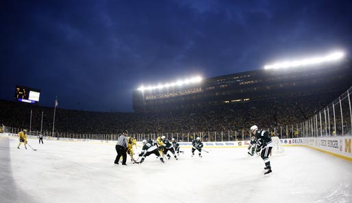 Welcome to the Big House! 113.411 Zuschauer sahen im Michigan Stadium von Ann Arbor die Partie zwischen den College-Eishockey-Teams von Michigan und Michigan State