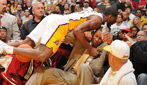 Generell brachten die Heat die Lakers ganz schön ins Straucheln. Da ist dieser Sturz von Ron Artest ins Publikum schon symptomatisch