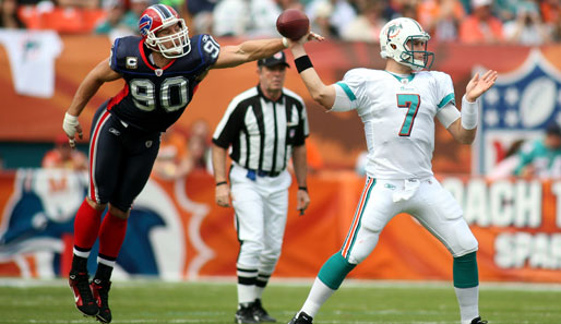 Miami Dolphins - Buffalo Bills 14:17: Miamis Quarterback Chad Henne stand permanent unter Druck (hier von Chris Kelsay). Ein Grund, warum die Bills siegten