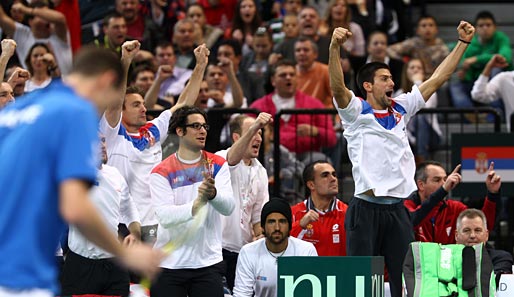 Da ist das Ding! Novak Djokovic und seine serbischen Mitstreiter jubeln nach dem letzten Punkt des entscheidenden Spiels. Serbien ist Davis-Cup-Sieger!