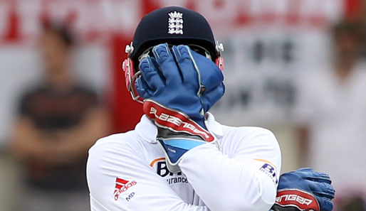 Unfassbar spannend! Englands Matt Prior kann im Cricket-Match gegen Australien einfach nicht hinsehen - für die Bilder des Tages gilt das allerdings nicht