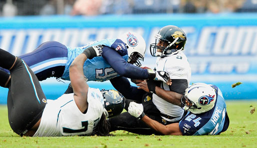 Bodenturnen in der NFL. Die Jacksonville Jaguars lassen den Tennessee Titans rund um Chris Hope (r.) keine Chance. Die Jaguars gewinnen 17:6
