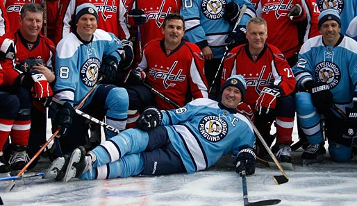 Mario Lemieux (M.) und andere NHL-Legenden beim Winter Classic in Pittsburgh. Sieht gut aus, Jungs! Aber die Bommelmützen sind im Spiel vermutlich wenig vorteilhaft