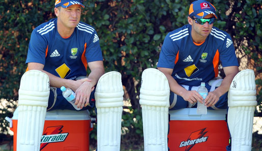Auf den ersten Blick könnte man meinen, dass die Mimik der australischen Cricket-Spieler Brad Haddin und Phillip Hughes (r.) zu ihren vermeintlichen Gipsbeinen passen