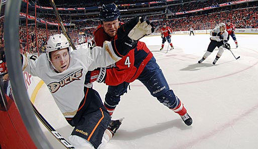 NHL-Profi Brandon McMillian von den Anaheim Ducks, Sekundebruchteile vorm Einschlag in die Plexiglasscheibe. Autsch!