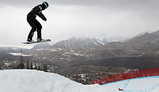 I believe I can fly: Snowboarder Joachim Havikhagen genießt beim Snowboard FIS Weltcup das traumhafte Panorama