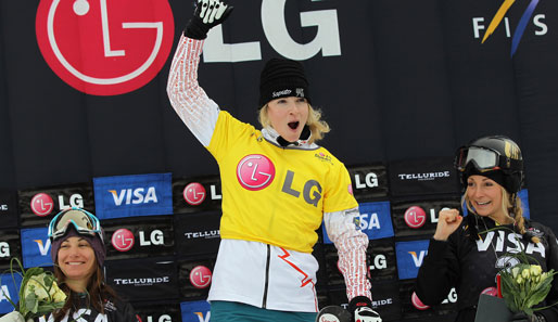 Dominique Maltais feiert im dritten Snowboardcross der Saison ihren dritten Sieg in Folge (M.). In Telluride (Colorado) siegte sie vor Maelie Ricker (r.) und Alexandra Jekova