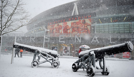 Schnee, Schnee und nochmals Schnee. Das Emirates Stadium in London ist in weiß getaucht. Die Begegnung zwischen Arsenal London und Stoke City wurde abgesagt