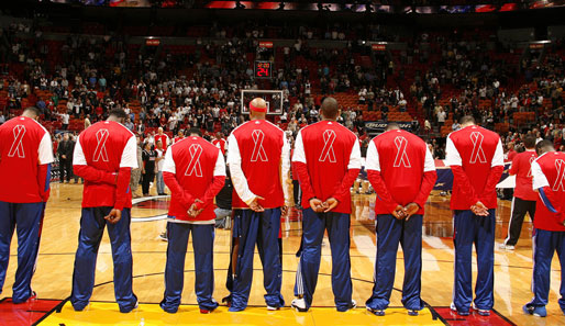 Vorbildlich: Die Detroit Pistons zeigen am Welt-AIDS-Tag auf ihren Trainingsanzügen ihr Engagement gegen die Immunschwäche-Krankheit
