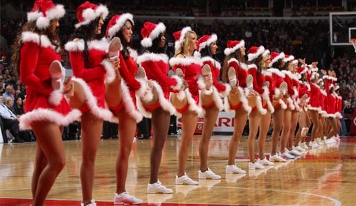 Der Wunschzettel eines Cheerleaders von den Chicago Bulls: "1. Ich möchte endlich auf eigenen Beinen stehen. 2. Die andern sollen aufhören, mein Outfit nachzumachen"