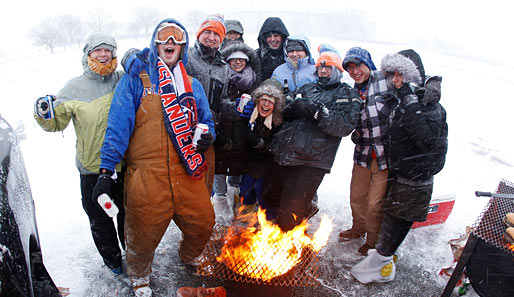 Probleme der anderen Art hatten die Fans der New York Islanders: die bittere Kälte. Doch Abhilfe schafften ein Feuer, paar Burger - und der 4:1-Sieg über die Montreal Canadiens