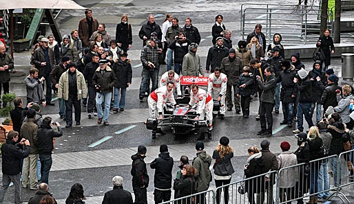 Staunende Gesichter zu Beginn des McLaren-Launches, als ein halb zusammengebautes Auto auf den Potsdamer Platz gerollt wurde
