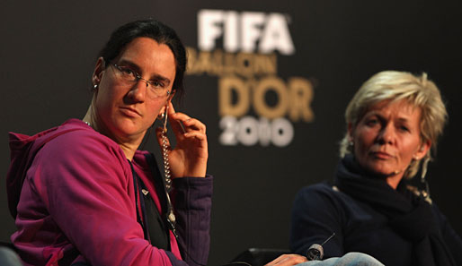 Insbesondere Birgit Prinz (l.) kritisierte die FIFA vor der Gala für ihre schlechte Informationspolitik. Bundestrainerin Silvia Neid ist übrigens neue Welttrainerin des Jahres