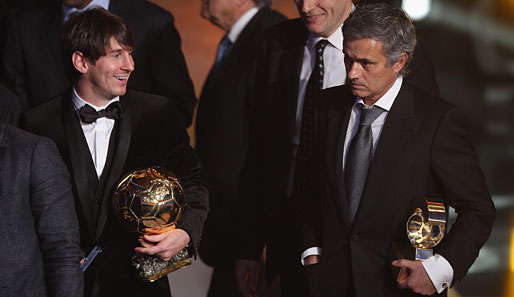 So sehen Sieger aus: Während Weltfußballer Messi (l.) sich über die Titelverteidigung freut, blickt der Trainer des Jahres Jose Mourinho gewohnt düster drein
