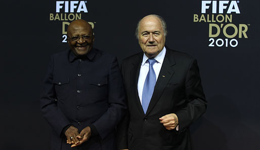 Den FIFA Presidential Award erhielt der südafrikanische Erzbischof Desmond Tutu (l.) von FIFA-Präsident Sepp Blatter persönlich überreicht