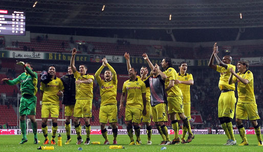 Nach dem Schlusspfiff ließ sich Borussia Dortmund von seinen Fans feiern. Schwarz-Gelb war den Leverkusenern in allen Belangen überlegen