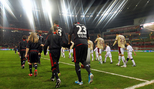 Bayer Leverkusen - Hannover 96 2:0: Platz zwei empfängt Platz drei, so lautete die Konstellation vor dem Spiel. Arturo Vidal begann bei Bayer auf der Zehn