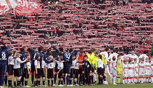 STUTTGART - FREIBURG 0:1: Vor dem Anpfiff begrüßten die VfB-Anhänger ihr Team mit Schals, auf denen stand: "Niemals 2. Liga"