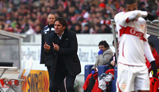 VfB-Coach Bruno Labbadia instruierte sein Team von der Außenlinie wie gewohnt mit vollem Elan