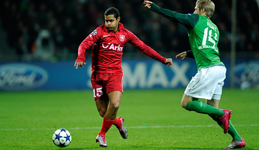 Twente Enschedes Roberto Rosales (l.) traf in der Champions-League-Gruppenphase auf Werder Bremen: Die Niederländer wurden am Ende vor Werder Dritter