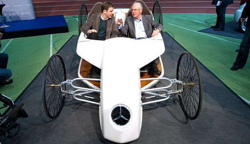 Der Kaiser und Oli Bierhoff in einem etwas älteren Modell von Mercedes-Benz