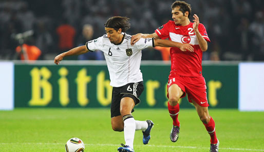 Auch Sami Khedira überzeugte beim Sieg im EM-Qualifaktionsspeil gegen die Türkei mit Deutschland-Legionär Hamit Altintop (r.).